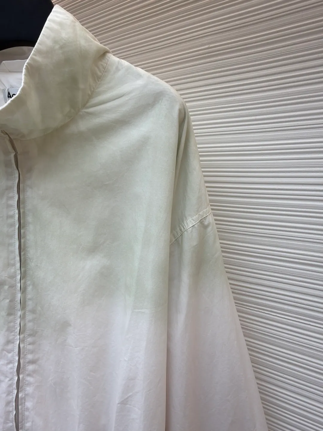 Acne Studios contrasting logo zipper jacket ●Original version: Purchased and developed for 6500 ●Item number: 1681088-B45 ●Material: Illustration cotton fine woven silk fabric ●Technology: Solid printing production ●Version: Loose fit ●Weight: about 580 grams ●Size: 42-44-46-48 ●Description: Customized Illusion elegant cotton fine woven silk, soft and silky, comfortable and close to the skin, in distressed black color The inadvertently smudged distressed effect meets the carrier of retro sentiments. The panel decorations are displayed in a homogeneous manner. It is embellished with the eye-catching Acne Studios 1996 contrasting logo on the back panel. It has a retro charm and exudes a modern simple fashion sense. The elastic cuffs and hem design cleverly outline the body lines and reveal a sense of high-end that cannot be ignored in the casualness. It is the most stylish fashion pioneer on the street, using solid printing. The chest printing has been modified by the film screen three times. Use glue liquid paint to print the pattern on the fabric, bake the fabric to fix the printed pattern, and use the gradient spraying process to make the clothes appear rich in color under different lights and increase the visual layering. Heavy washing uses a special solution to remove stains and slight fading, and then snowflake washing uses strong washing to remove fading and make the color more uniform. The hem is made at one time using a three-needle waist-stretching machine. The machine's special needle position and feeding mechanism are used to sew the elastic band and the fabric together in the same process. The three-needle design is stronger and can evenly distribute pressure to ensure that the elastic band and the fabric are tightly fitted. The overall wiring is straight and delicate, the fabric is comfortable and soft, and the color is consistent without color difference. It can be matched with the same style to create a fashionable look and control various occasions. Customized accessories, complete with three standards, same style for men and women!